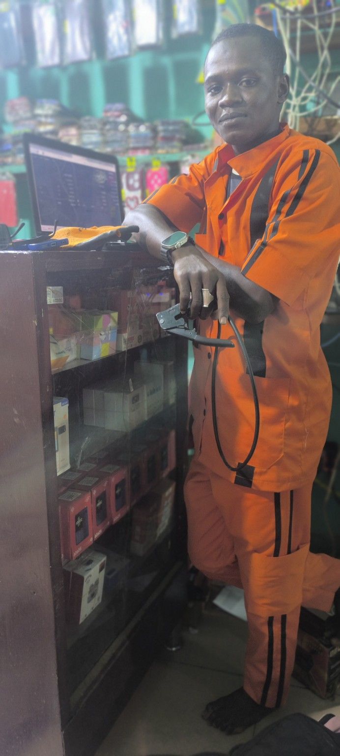 Technicien NICRESI en boutique devant un ordinateur et du matériel réseau