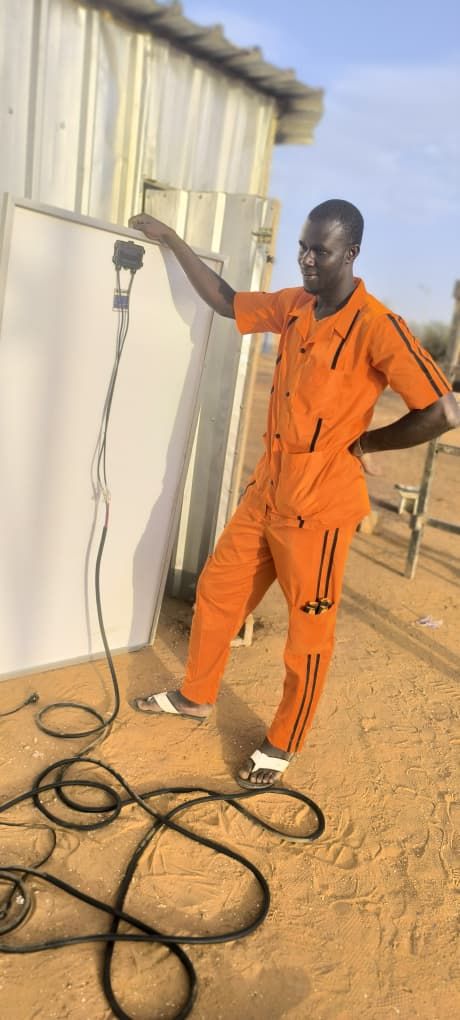 Technicien NICRESI raccordant un panneau solaire